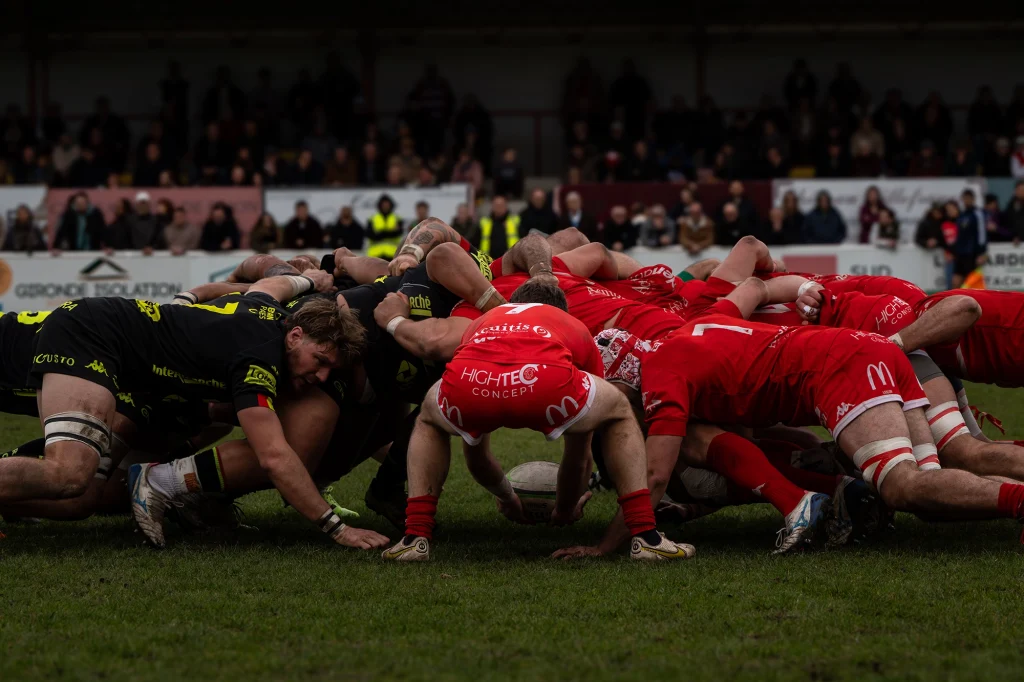 Engagement en mêlée entre les avants du Stade Langonnais et du RC Orléans en championnat