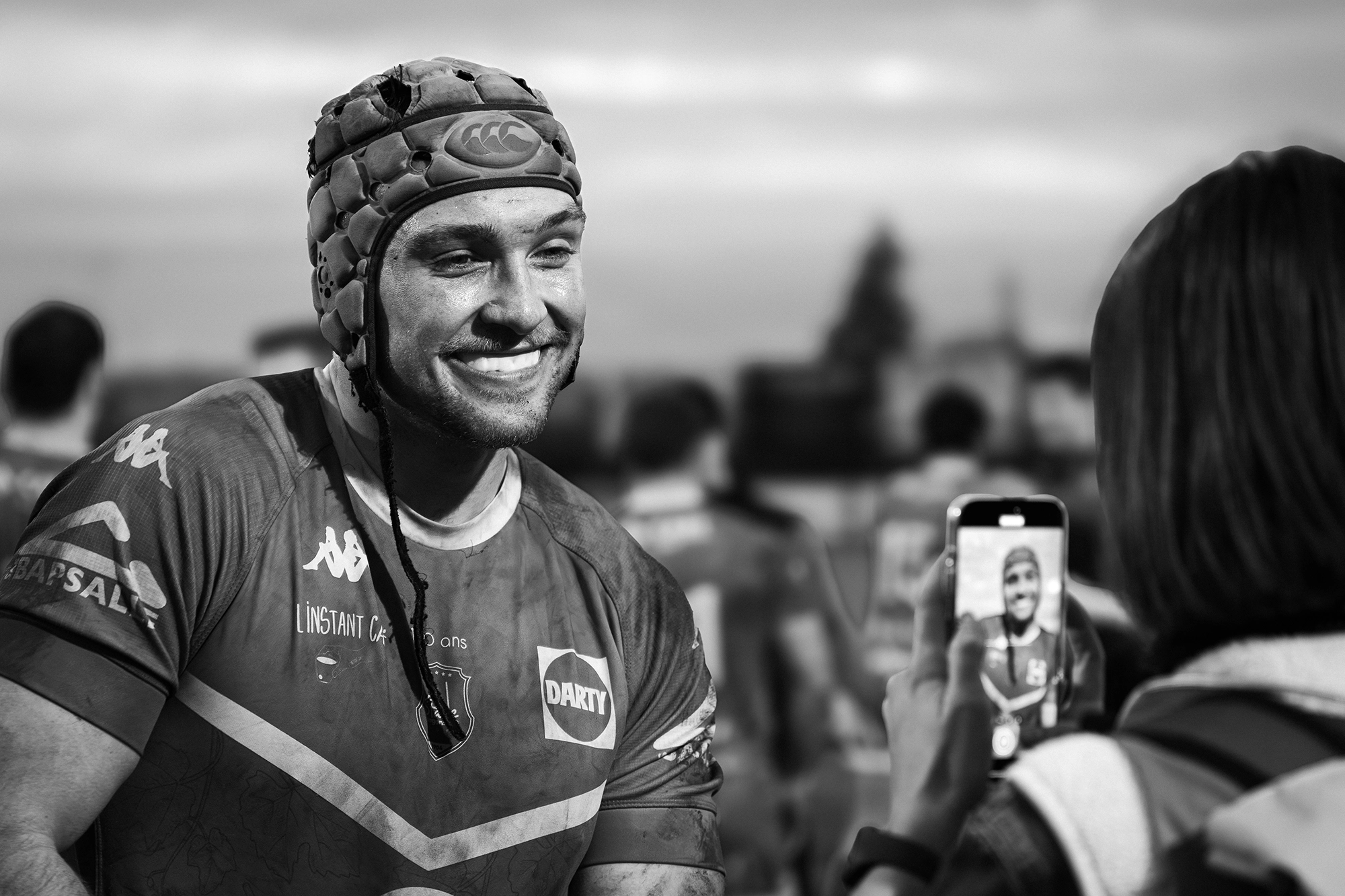 Portrait d’un joueur du Stade Langonnais souriant lors d’une interview après le match